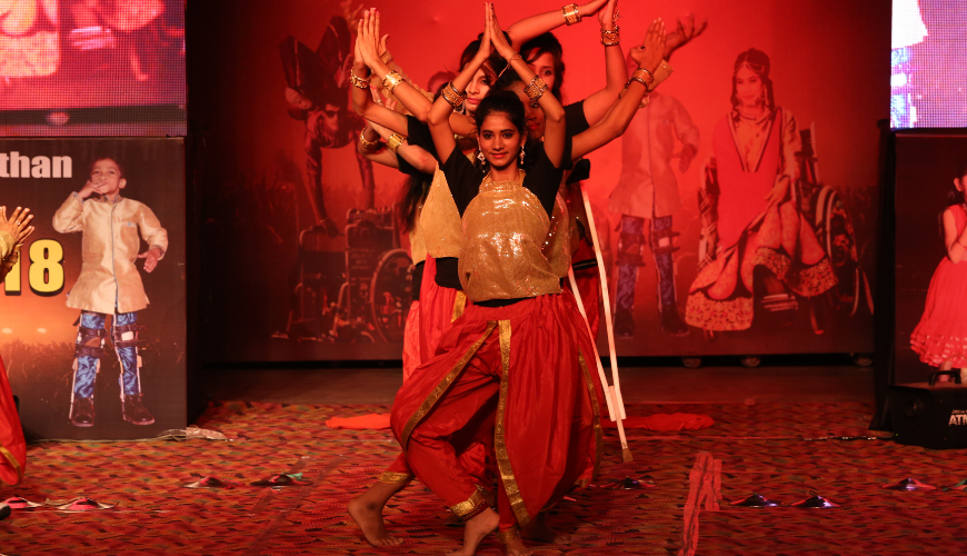 Differently Abled Talent Show: Narayan Seva Sansthan’s heroes shine with callipers, wheelchairs, and artiﬁcial limbs. Donate now!